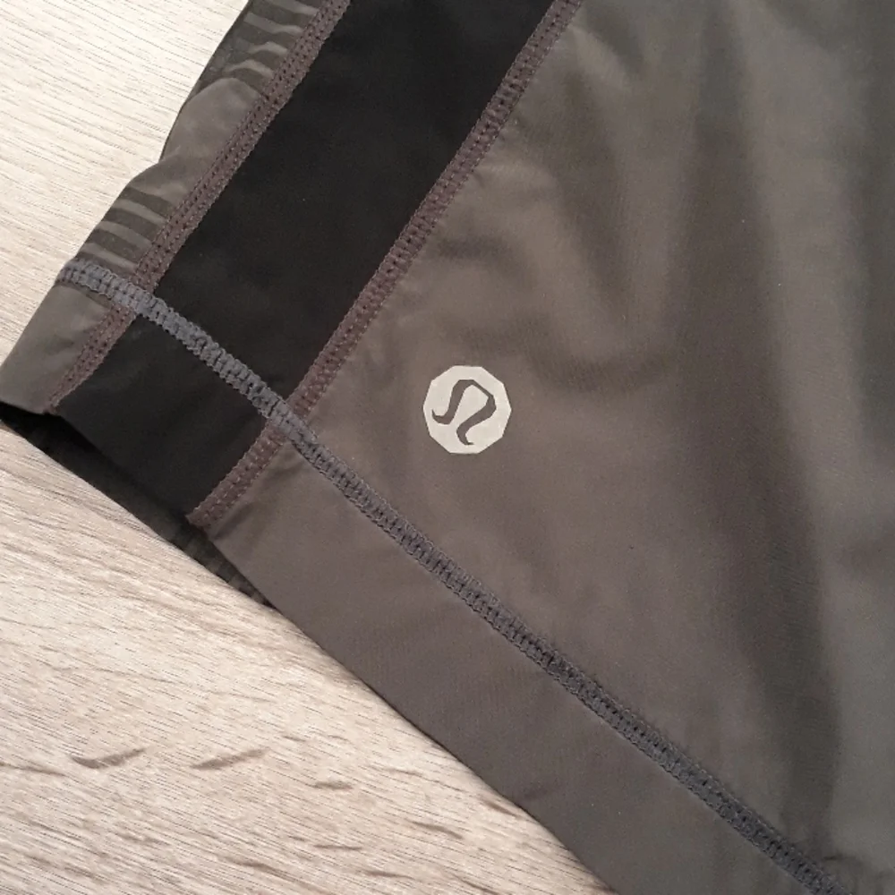 LULULEMON Grey Black Plaid Sz‎ Medium Mens Athletic Shorts